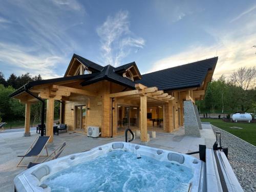 Brzozowa Chata z prywatnym Jacuzzi i wspaniałym ogrodem by SpaceApart in Unknown City, Poland