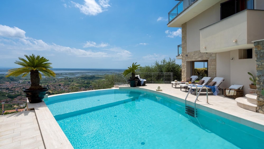 Lu f035 deco422at Villa Dolphin 10 — 4-Star Luxury Hotel in Massarosa, Italy