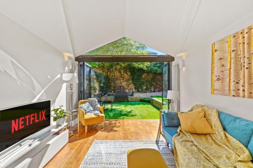 3 Bedroom Mews Home Clapham Common Free Private Parking Sleeps 5 Newly Refurbished Sweetpea & Pillow Properties — 4-Star Luxury Hotel in London, United Kingdom