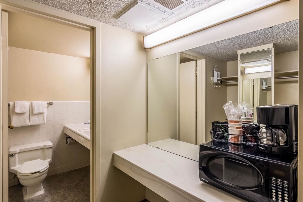 Rodeway Inn & Suites Fresno - photo 16