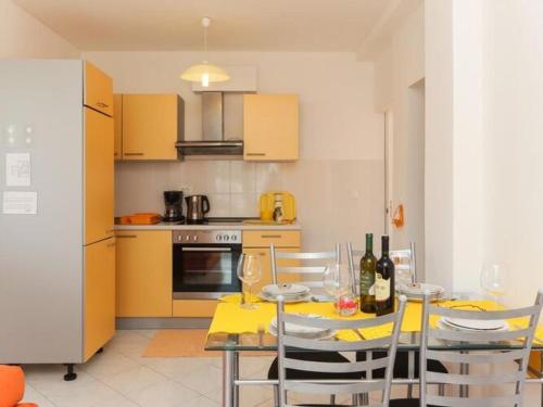 Apartments Pojko One Bedroom Apartment with Terrace Yellow