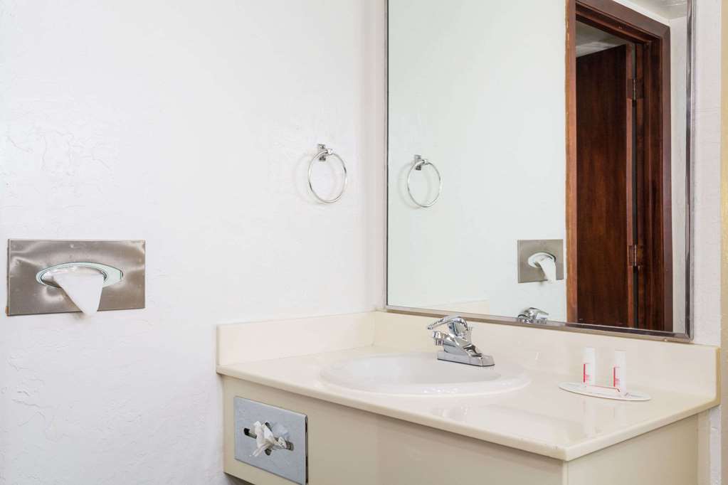 Super 8 by Wyndham Wendover - photo 9