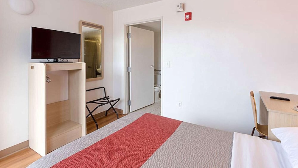 Magnuson Hotel Baton Rouge East - photo 13