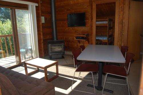 La Conner Camping Resort Wheelchair Accessible Cabin 16 - photo 3