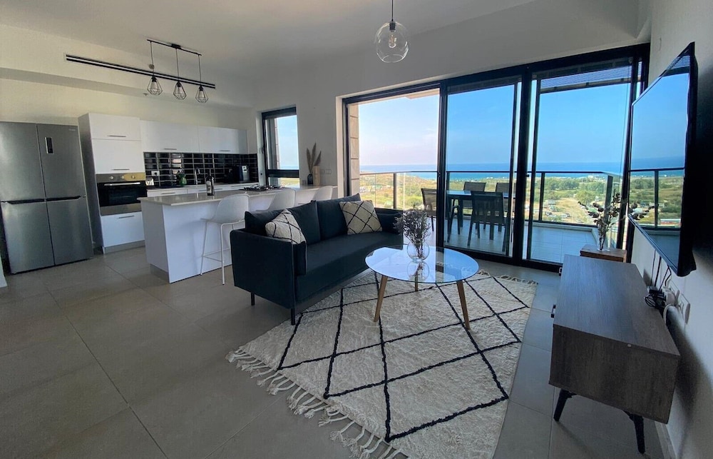 Elegant Tower Apt l Sea View & Parking l Mamad in Bat Yam, Israel