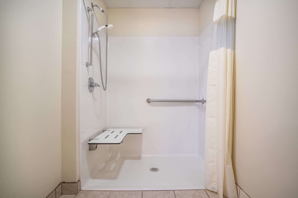 Super 8 by Wyndham Neillsville WI - photo 25