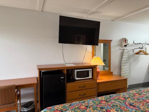 Key West Inn Chatsworth - photo 4