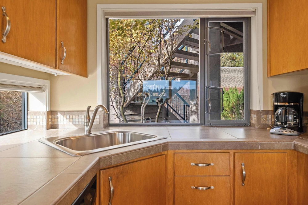 Riverview Retreat Picturesque 2 BDR in Resort - photo 10