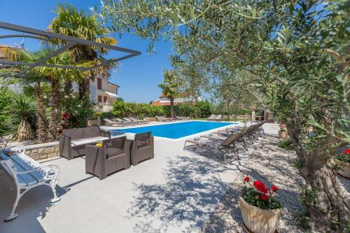 Bezauberndes Apartment mit grossem Pool privatem Balkon BBQ nur 800 Meter zum Strand — 4-Star Luxury Hotel in Porec, Croatia