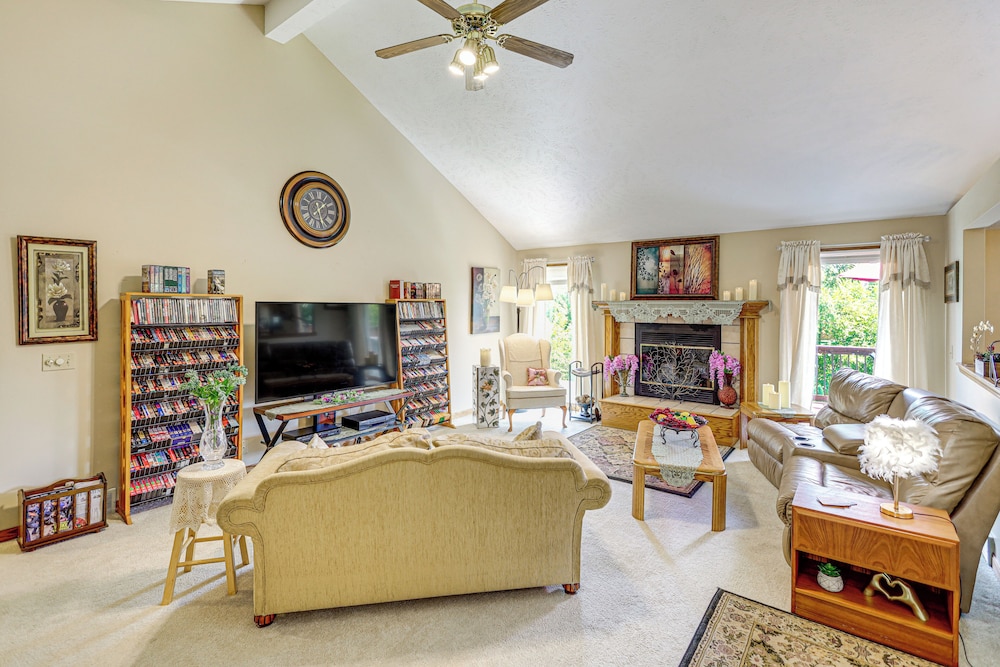5 Mi to Platte River: Inviting Bellevue Rental — 4-Star Luxury Hotel in Bellevue, United States