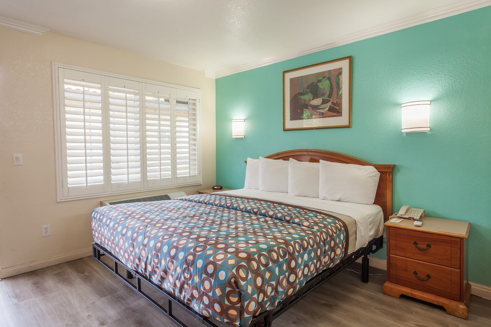 Vagabond Inn Hemet - photo 16