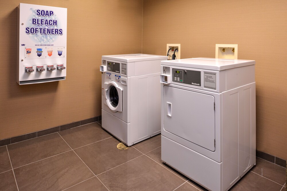 Holiday Inn Express And Suites Fairmont By Ihg — Fairmont