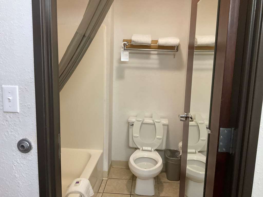 Motel 6 Hannibal MO - photo 15