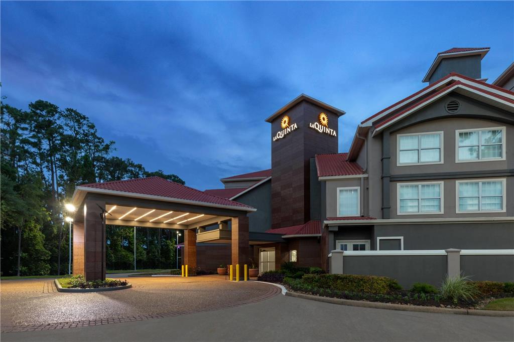 La Quinta Inn & Suites by Wyndham Houston Bush IAH South - photo 4