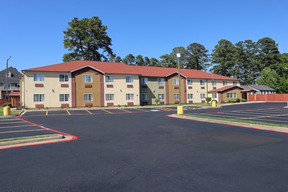 HomeTown Inn & Suites — hotel in Longview