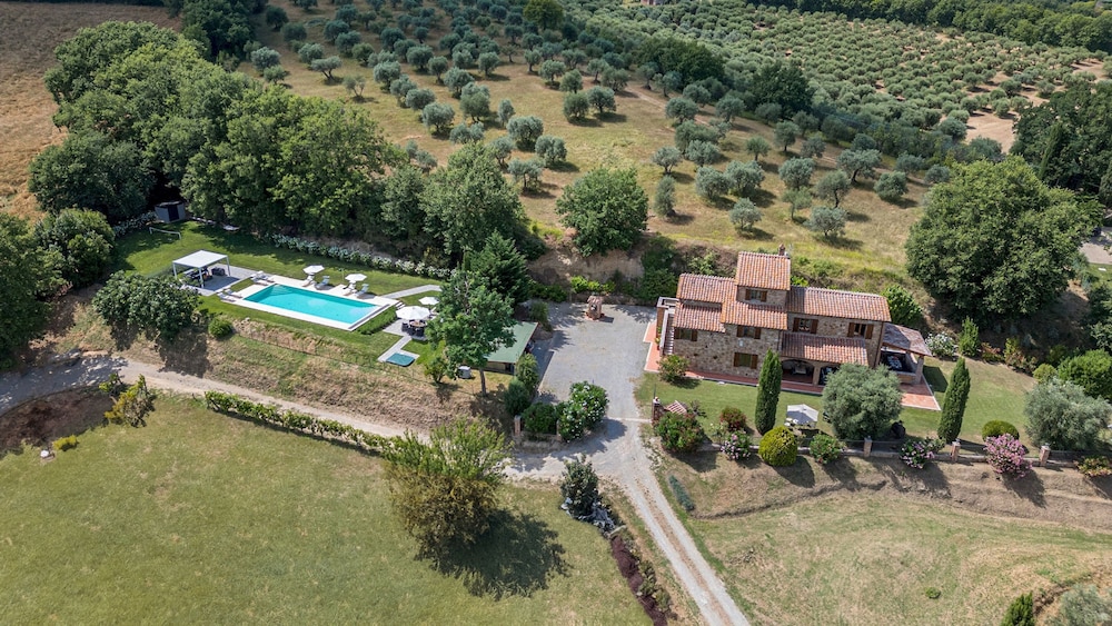 Villa Pianello 10 Emma Villas — 4-Star Luxury Hotel in Chianciano Terme, Italy