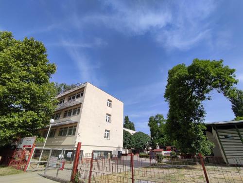 Ifjúsági Szálló és Kemping — hotel in Baja