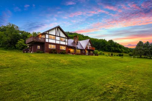 Star Hawk Springs Chateaux Large 6 Bdrm Retreat — 4-Star Luxury Hotel in Fountain, United States