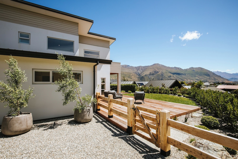 Penshurst Lake Views Sleeps 8 — 4-Star Luxury Hotel in Wanaka, New Zealand