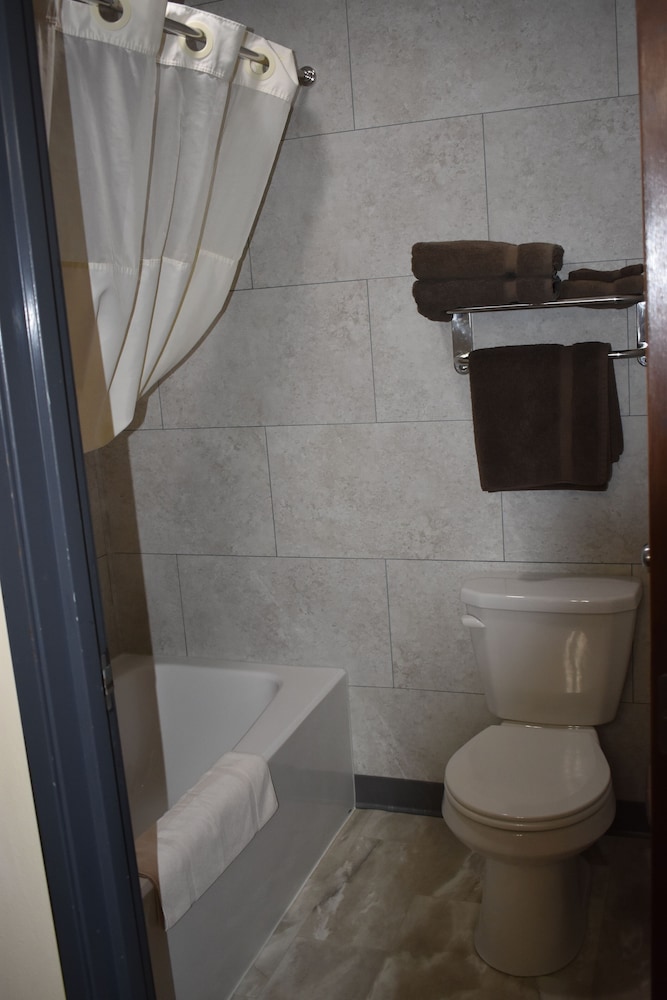 Heartland Hotel and Suites - photo 26