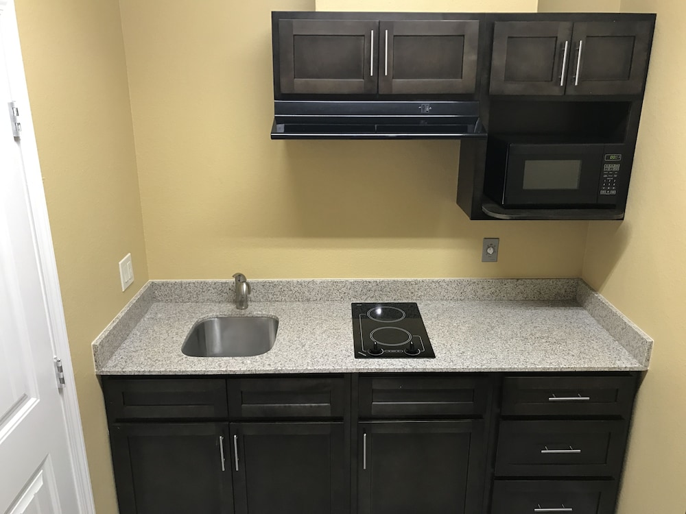Deluxe Inn & Suites Baytown - photo 28