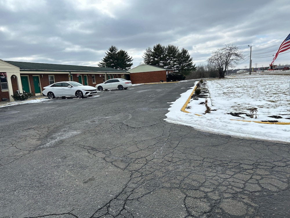 Hillcrest Motel By OYO Aurora IN Near Lawrenceburg - photo 39