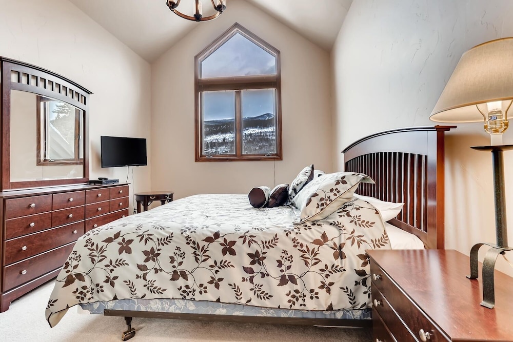 3BR Townhome Walk to Slopes & Kids Ski Free by Redawning - photo 2