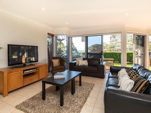 Dutchies Vista 1 45 Christmas Bush Ave Ground floor duplex with stunning water views and close to the beach — hotel in Tea Gardens