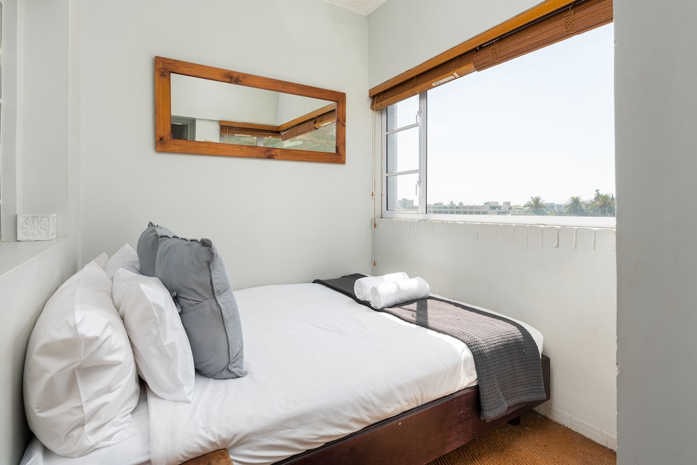 Chic City Studio With Mountain Views Walk & Explore