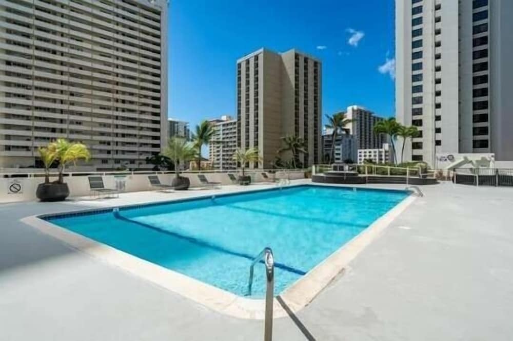 Artsy 32nd Floor Condo with Modern Furnishings & Gorgeous Ocean Views by Koko Resort Vacation Rentals - photo 22
