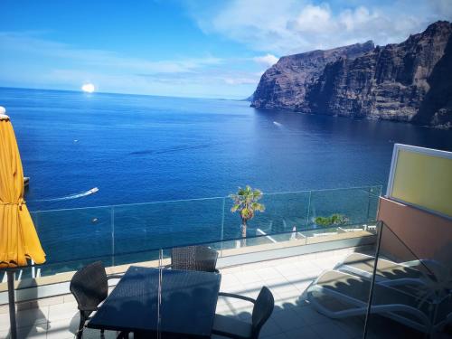 Magnificent Apt. with Sea View Cliff & Marina — 4-Star Luxury Hotel in Santiago Del Teide, Spain