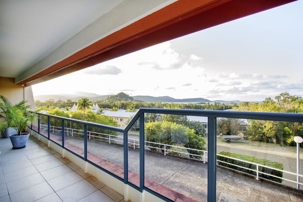 Aqua Marine Boutique Apartment — 4-Star Luxury Hotel in Cannonvale, Australia