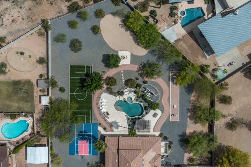 Pickleball Cornhole Basketball Court Tons of space at Paradise Heights Retreat in Scottsdale, United States