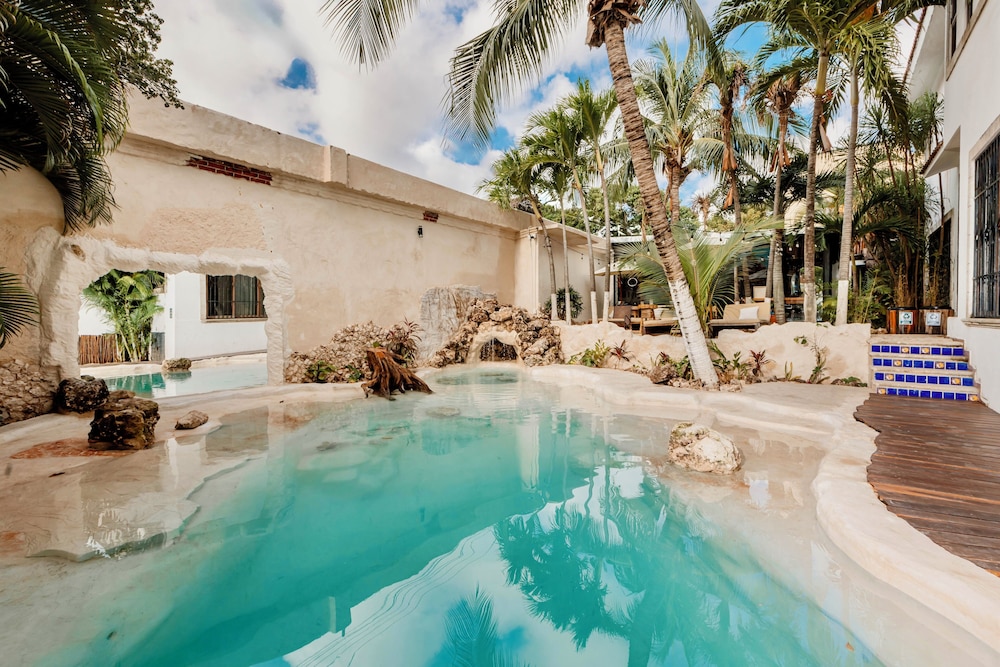 Pool waterfall
