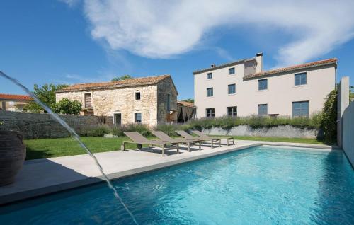 Awesome Home In Tinjan With Wifi — 5-Star Luxury Hotel in Tinjan, Croatia
