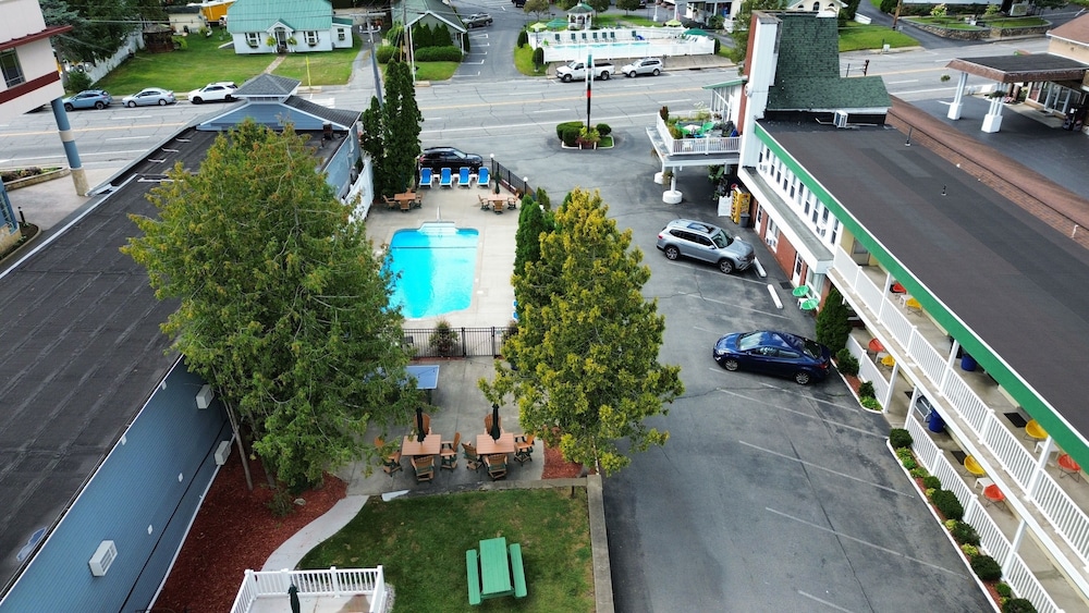 O'Sullivan's On The Lake Motel - photo 32