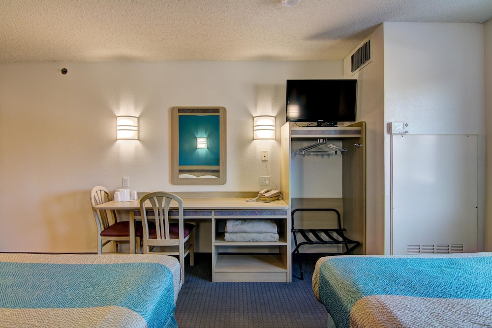 Econo Lodge Menomonie - photo 39