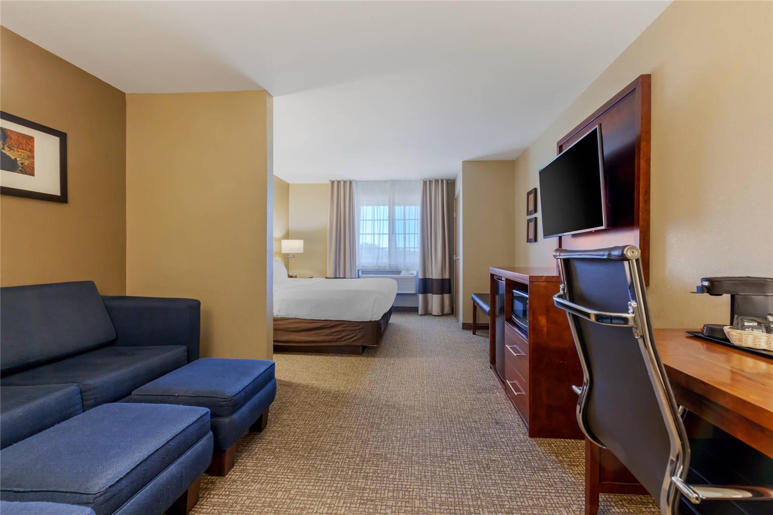 Comfort Suites Johnson Creek Conference Center - photo 13