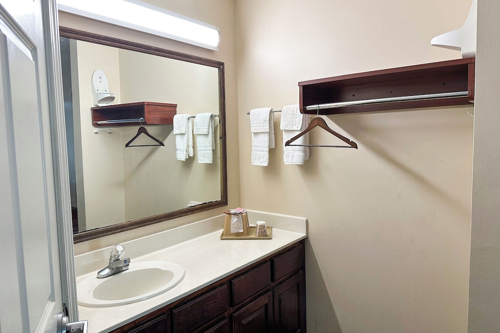 Bonita Lakes Inn by Capital O Meridian I20 - photo 68