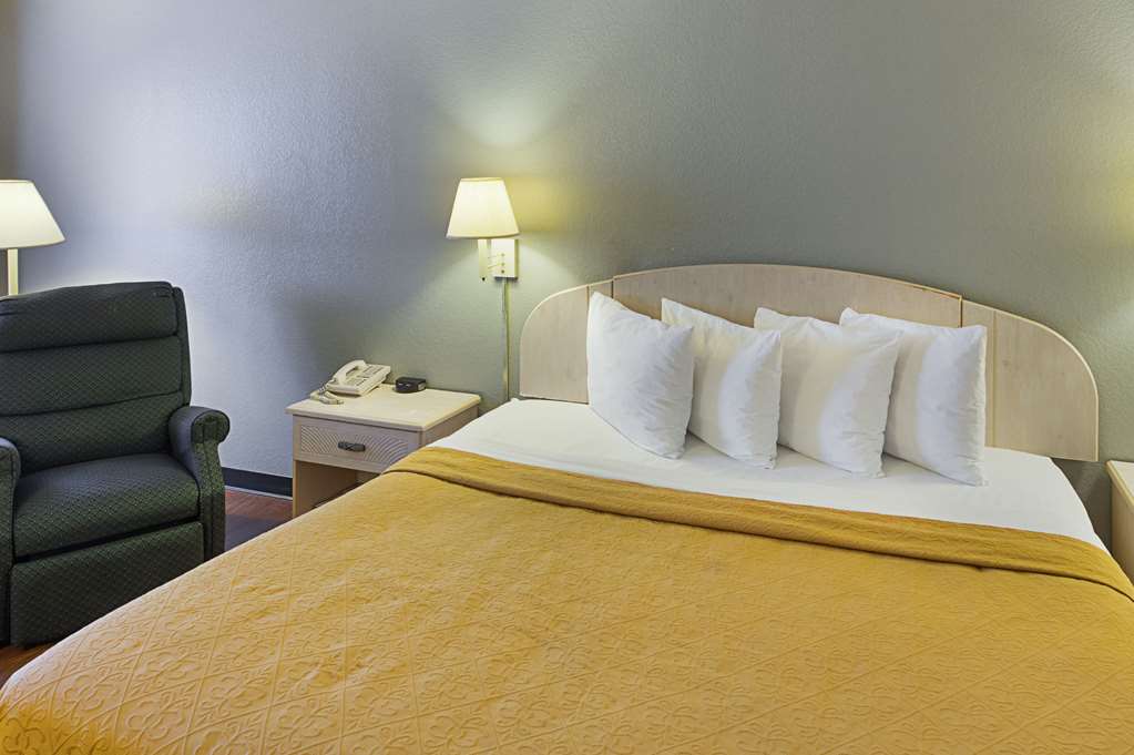 Econo Lodge San Antonio South - photo 18
