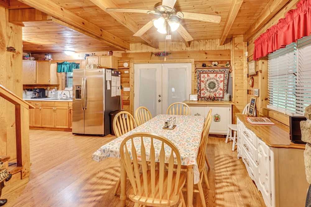 Cozy Tellico Plains Cabin With Large Mountain Creek 12677018 — Madisonville