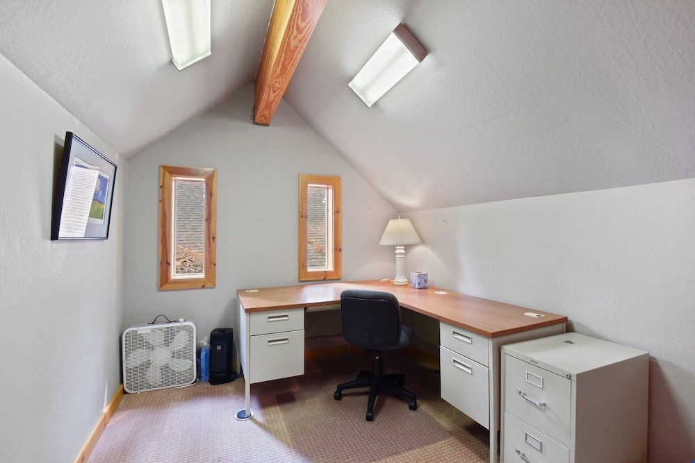 Tucked Inn Tahoma - photo 2
