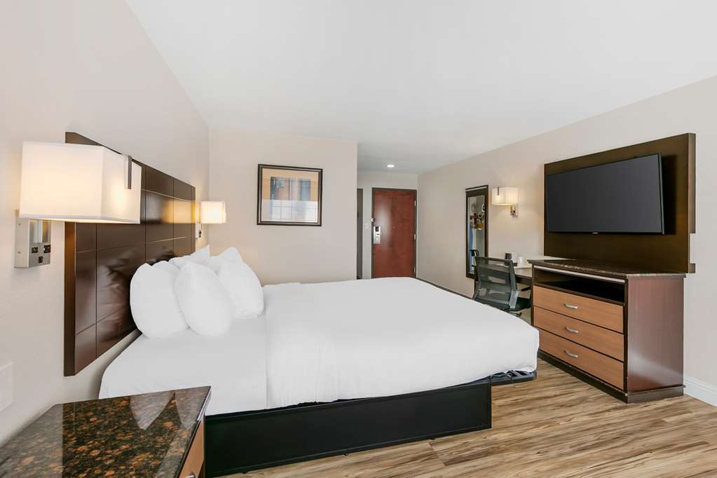Quality Inn & Suites Sacramento Downtown Area - photo 16