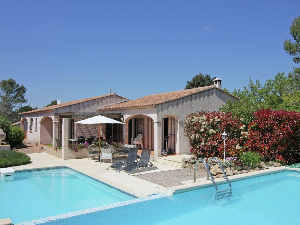 Gorgeous Villa in Bagnols en for t With Swimming Pool — 4-Star Luxury Hotel in Bagnols-En-Foret, France