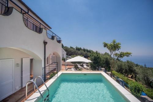 Villa La Luce 5 Bedrooms in the Town Center by Feeling Italy — 4-Star Luxury Hotel in Massa Lubrense, Italy