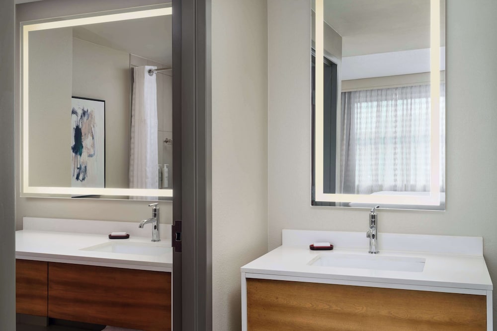 Embassy Suites by Hilton Hampton Convention Center - photo 30