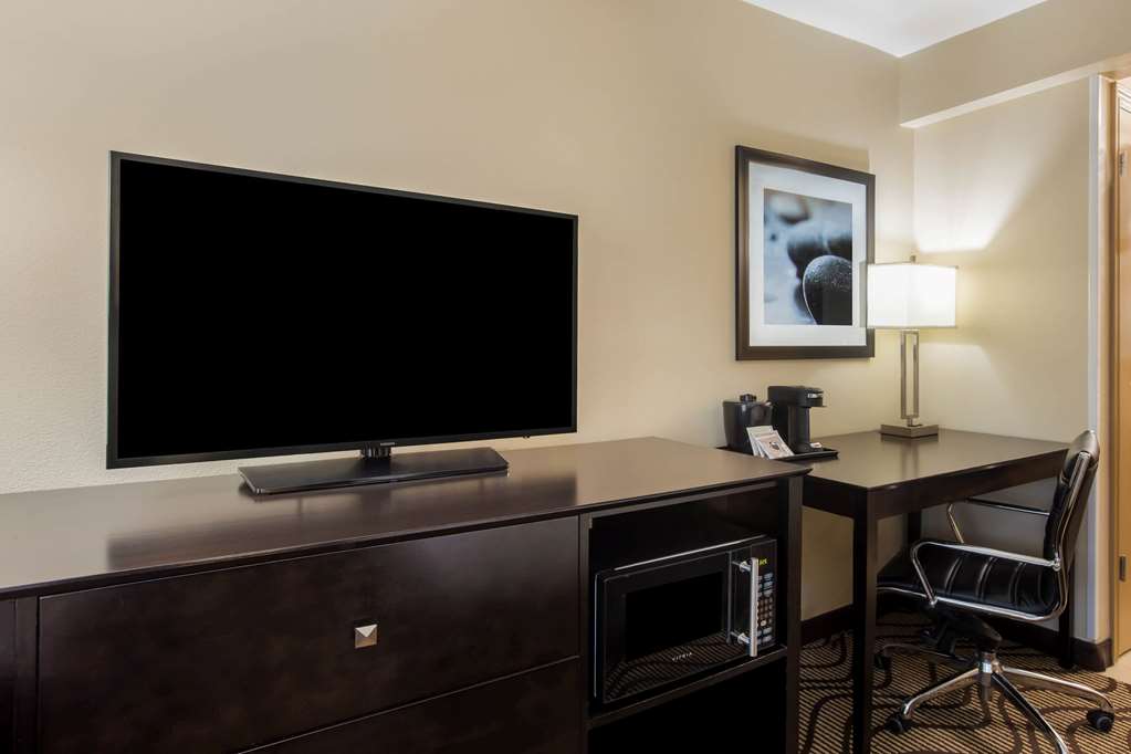 La Quinta Inn & Suites by Wyndham Carlsbad Legoland Area - photo 21