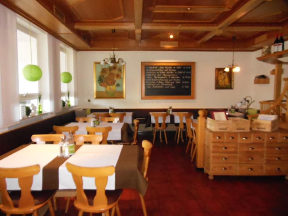 Hotel & Restaurant Zum Ochsen Ox Distillery — hotel in Hosbach