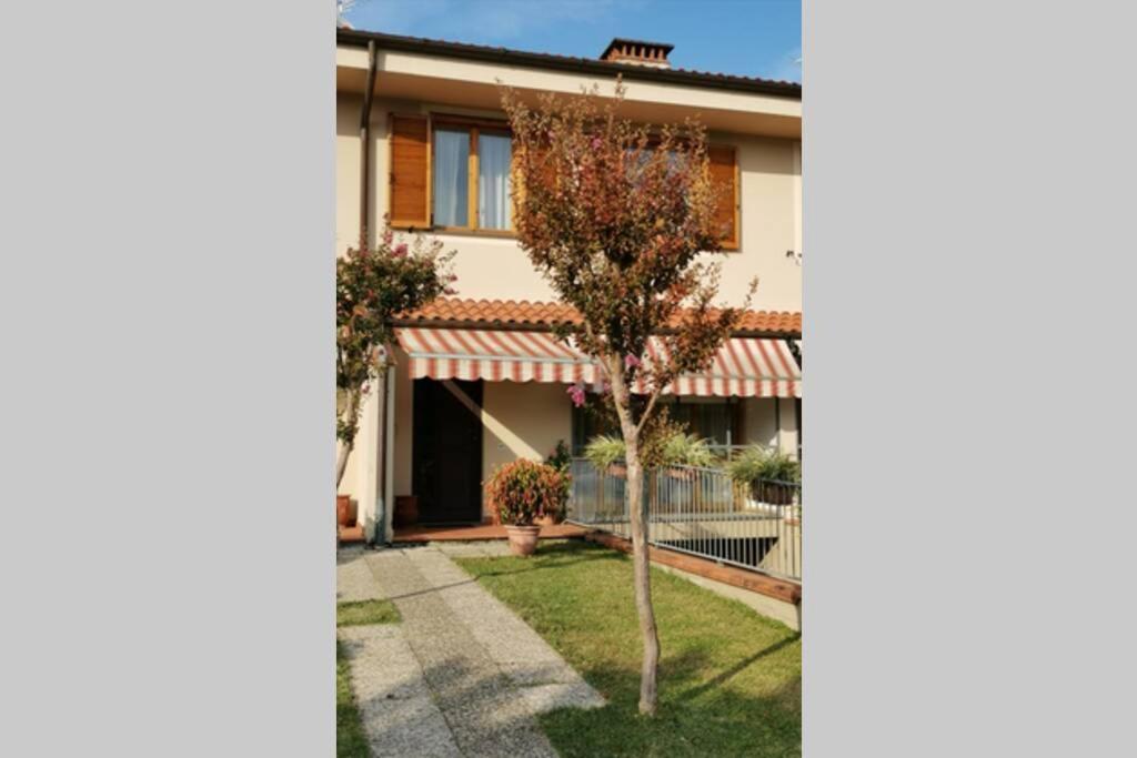 Villetta Con Giardino E Parcheggio a Due Passi Da Lucca — hotel in Capannori