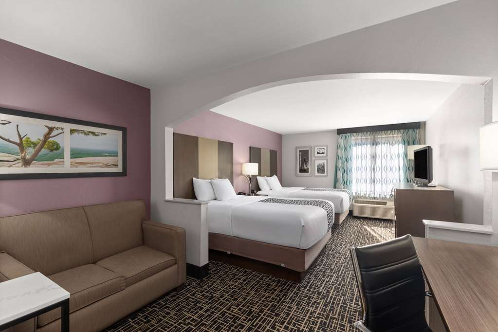 La Quinta Inn & Suites by Wyndham Snellville Stone Mountain - photo 9